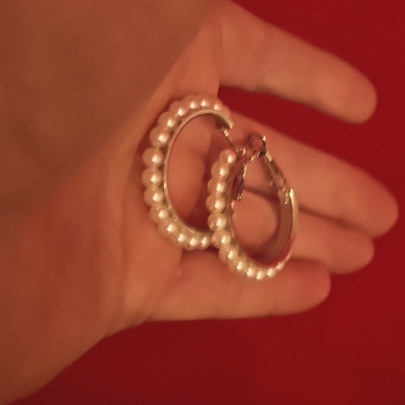 Mini pearl silver plated hoop earrings, EUC - Picture 3 of 4